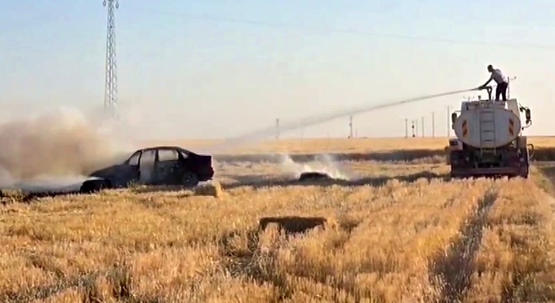 Alev alev yanan otomobil tarlayı da yaktı
