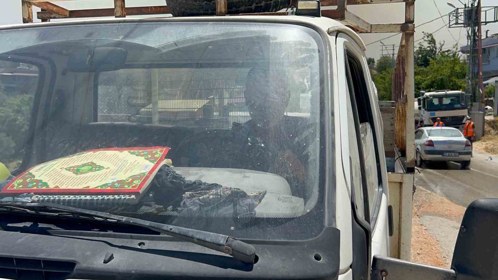 Alevlerin arasına arılarını kurtarmaya geldi
