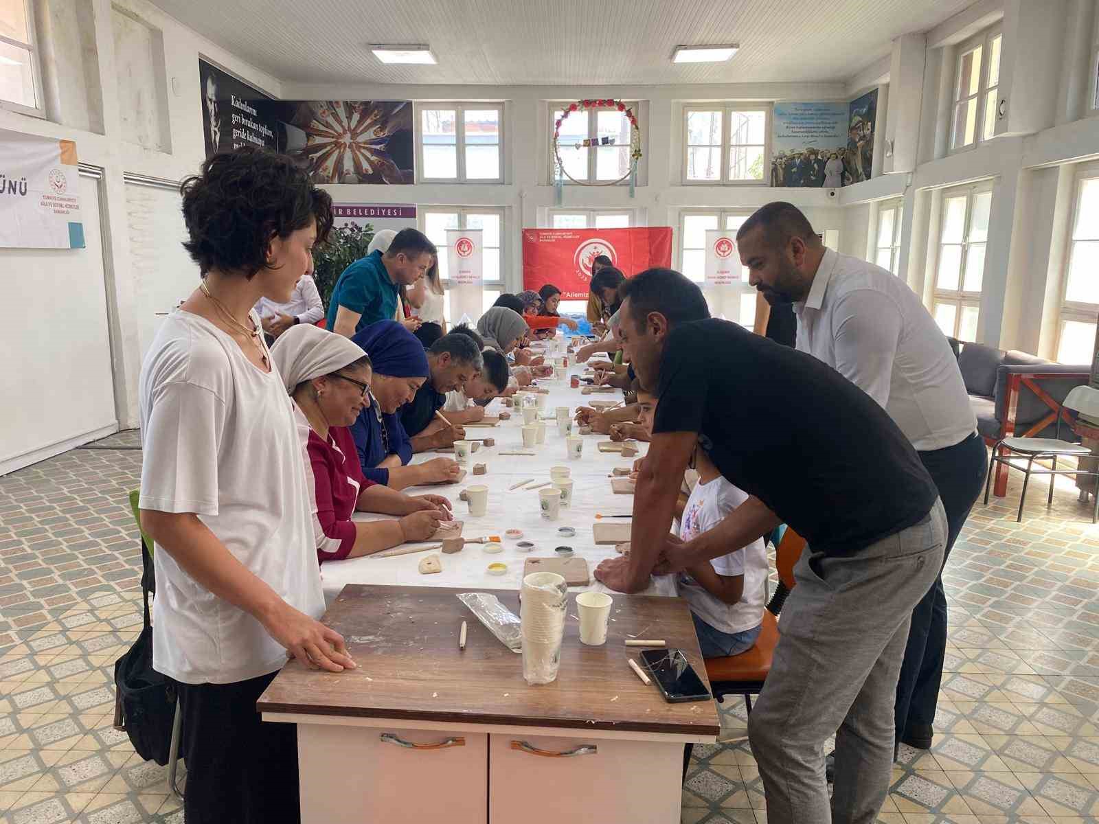 Koruyucu Aile G&uuml;n&uuml;&rsquo;nde seramik at&ouml;lyesi etkinliği d&uuml;zenlendi
