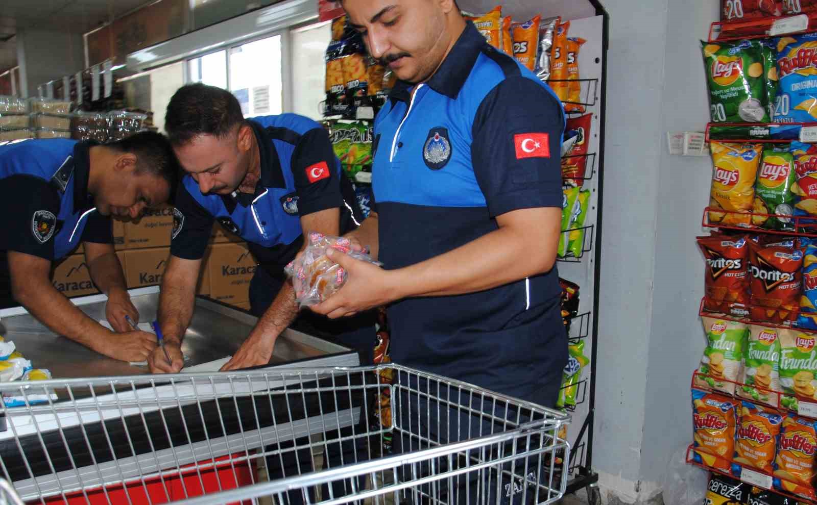 Son kullanma tarihi ge&ccedil;miş ve bozulmuş &uuml;r&uuml;n satan 42 işletmeye ceza kesildi
