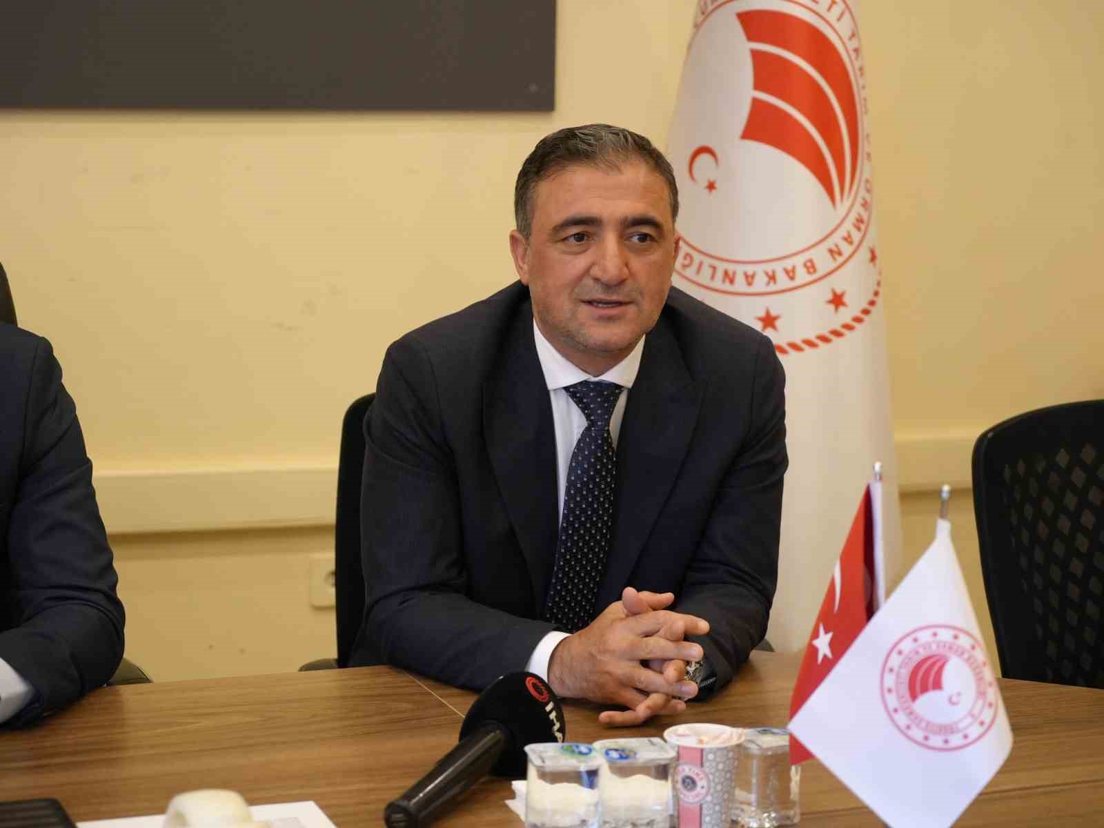 Ali Eroğlu: &rsquo;Veteriner hekimler, arzu edilen seviyede olmalılar&rsquo;
