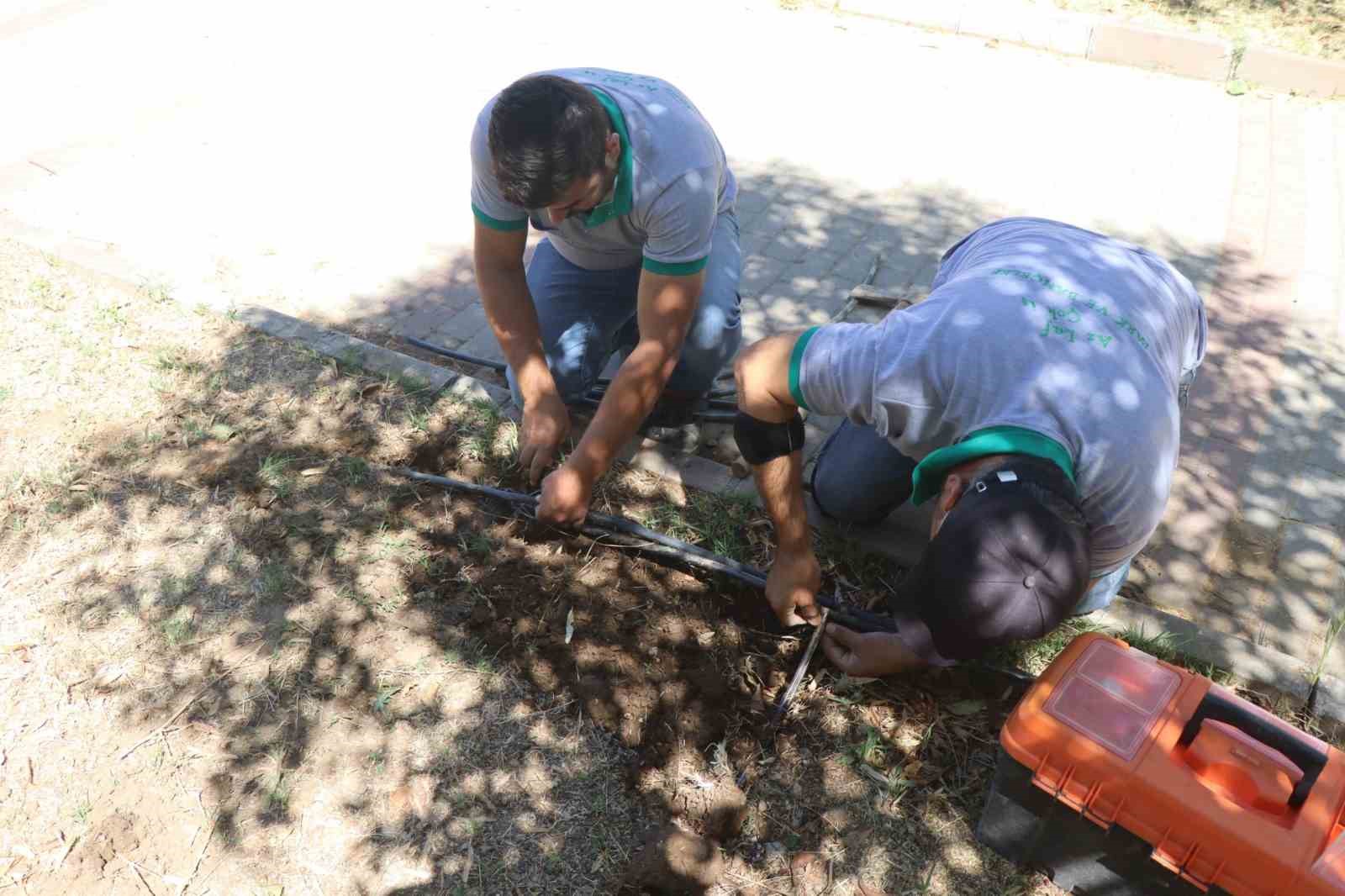 Nazilli Belediyesi su israfına karşı parklardaki damlama sistemlerini yeniliyor