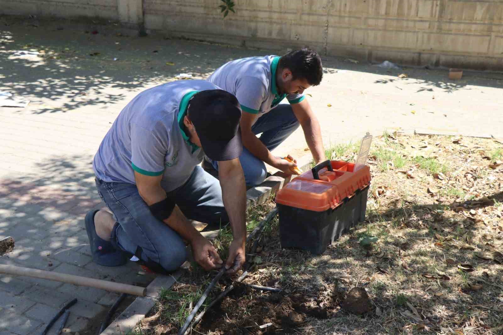 Nazilli Belediyesi su israfına karşı parklardaki damlama sistemlerini yeniliyor
