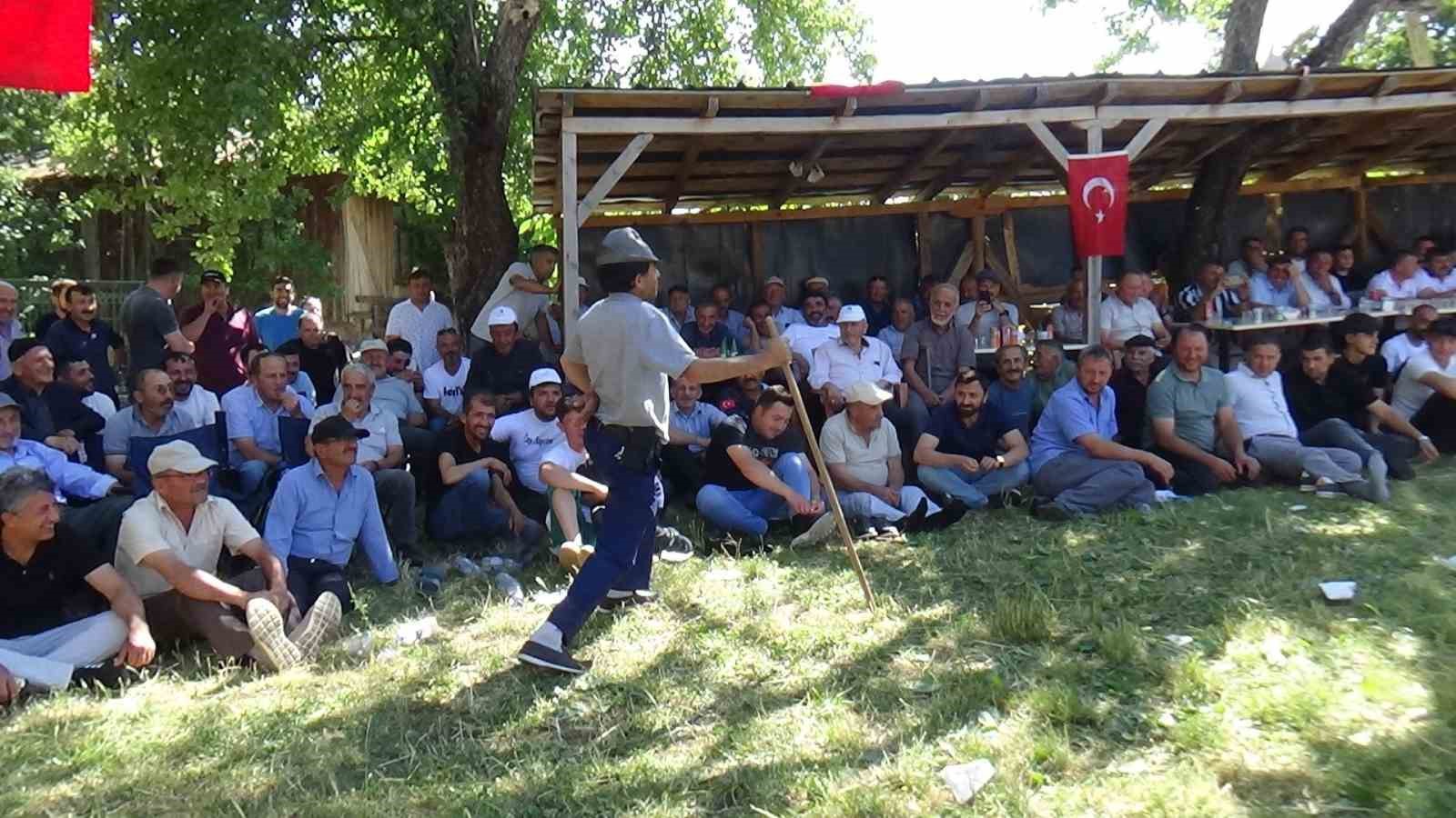 Bolu&rsquo;da 200 yıllık geleneğe yoğun ilgi: Kazanlar kaynadı, pehlivanlar kıran kırana g&uuml;reşti
