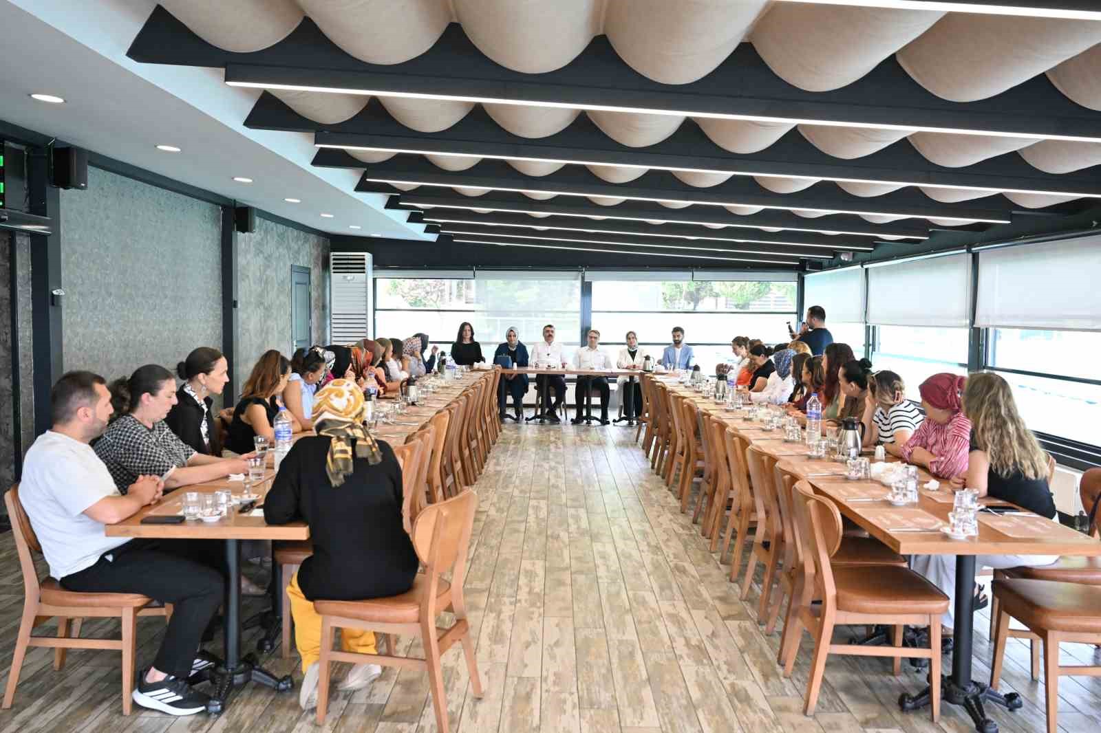 Başkan Yılmaz &uuml;reten kadınları ağırladı
