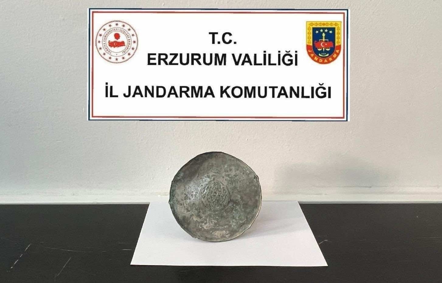 Piknikte bulduğu Bizans dönemi  bronz diski jandarmaya teslim etti