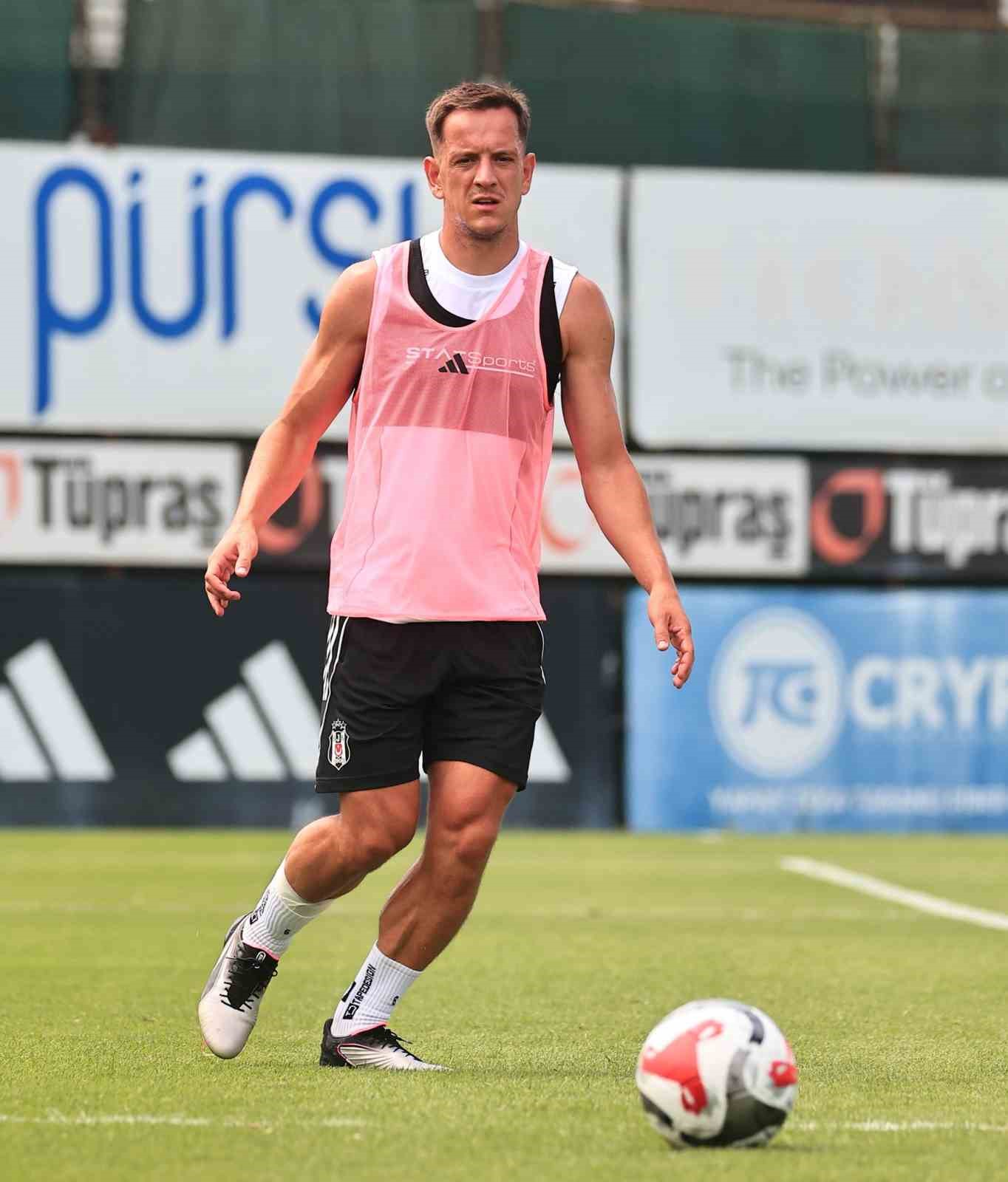 Beşiktaş&rsquo;ta David Jurasek ilk antrenmanına &ccedil;ıktı
