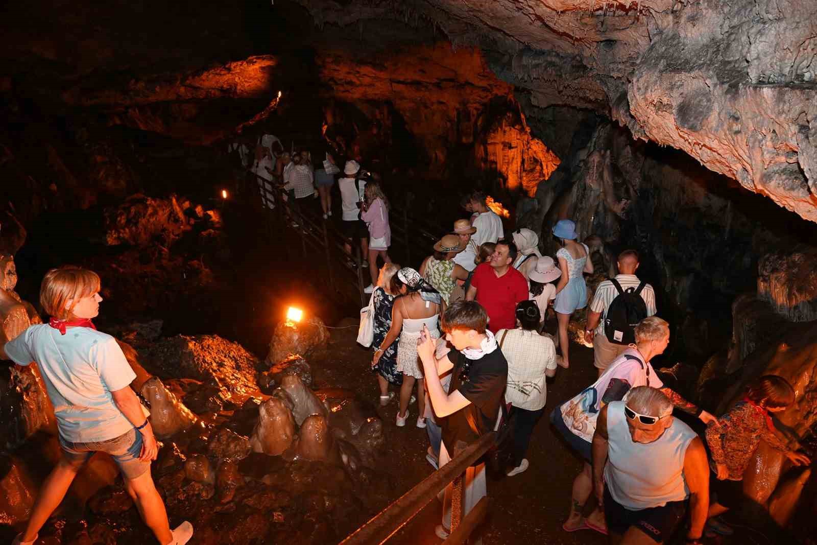 Kemer&rsquo;de "mor turizm" başladı
