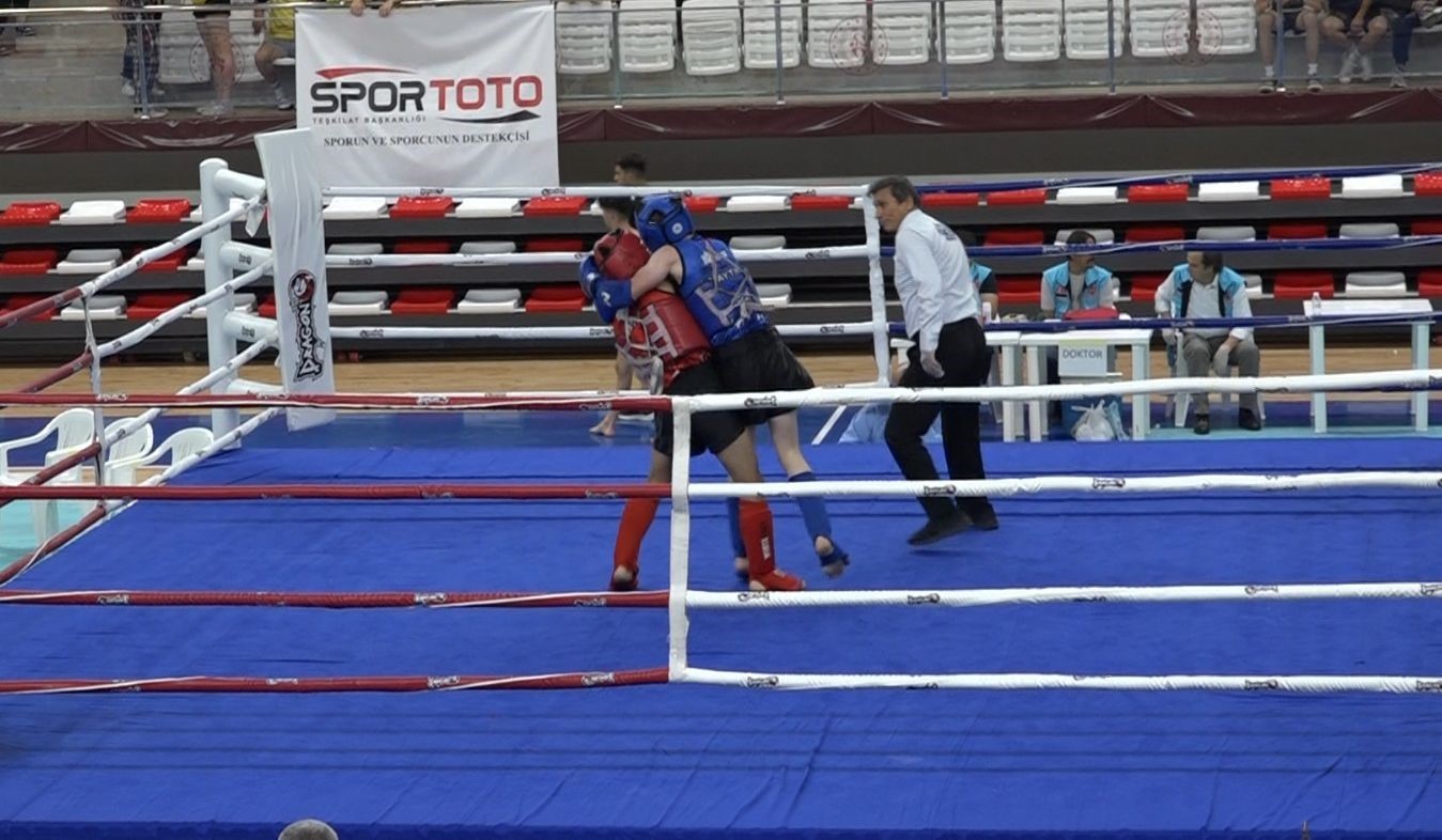 Türkiye Muaythai Şampiyonası’nda yarı final heyecanı yaşanıyor