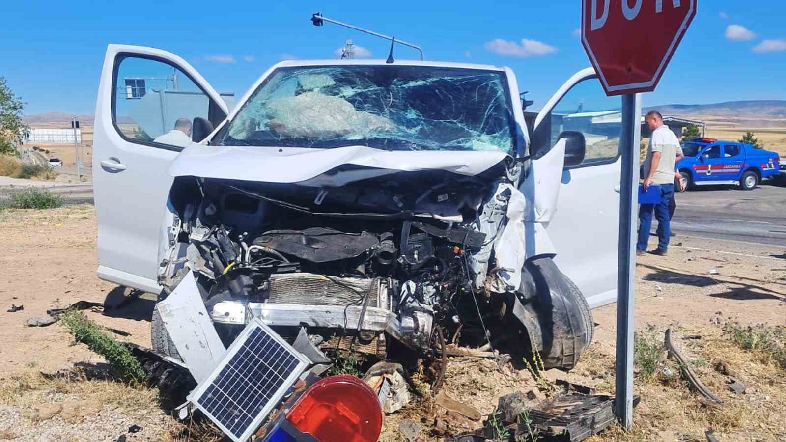 Kırıkkale’de minibüs ile hafif ticari araç çarpıştı: 6 yaralı