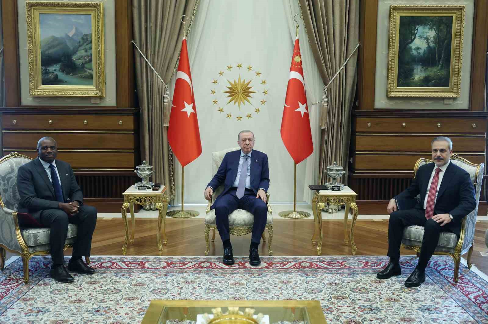 Cumhurbaşkanı Recep Tayyip Erdoğan, İngiltere Dışişleri Bakanı David Lammy&rsquo;yi kabul etti.
