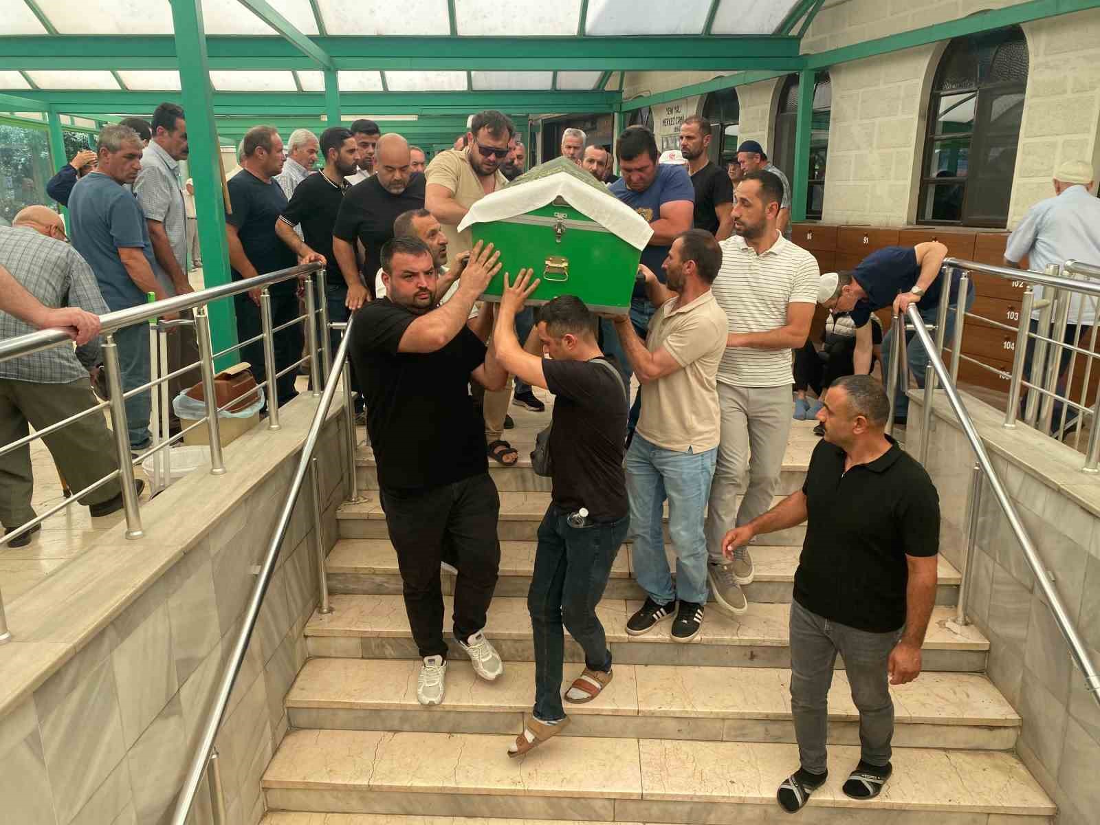 Girdiği denizde hayatını kaybetmişti, son yolculuğuna uğurlandı