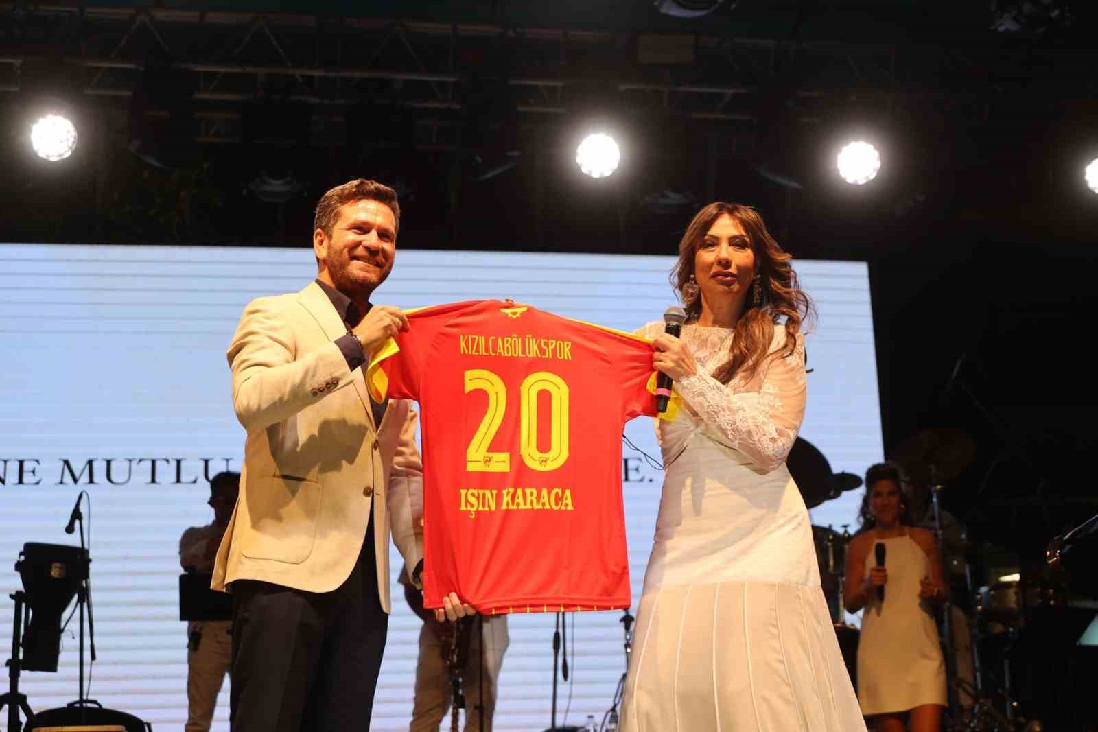 29. Kızılcabölük Kültür Sanat ve Moda Festivalinde Işın Karaca rüzgarı esti
