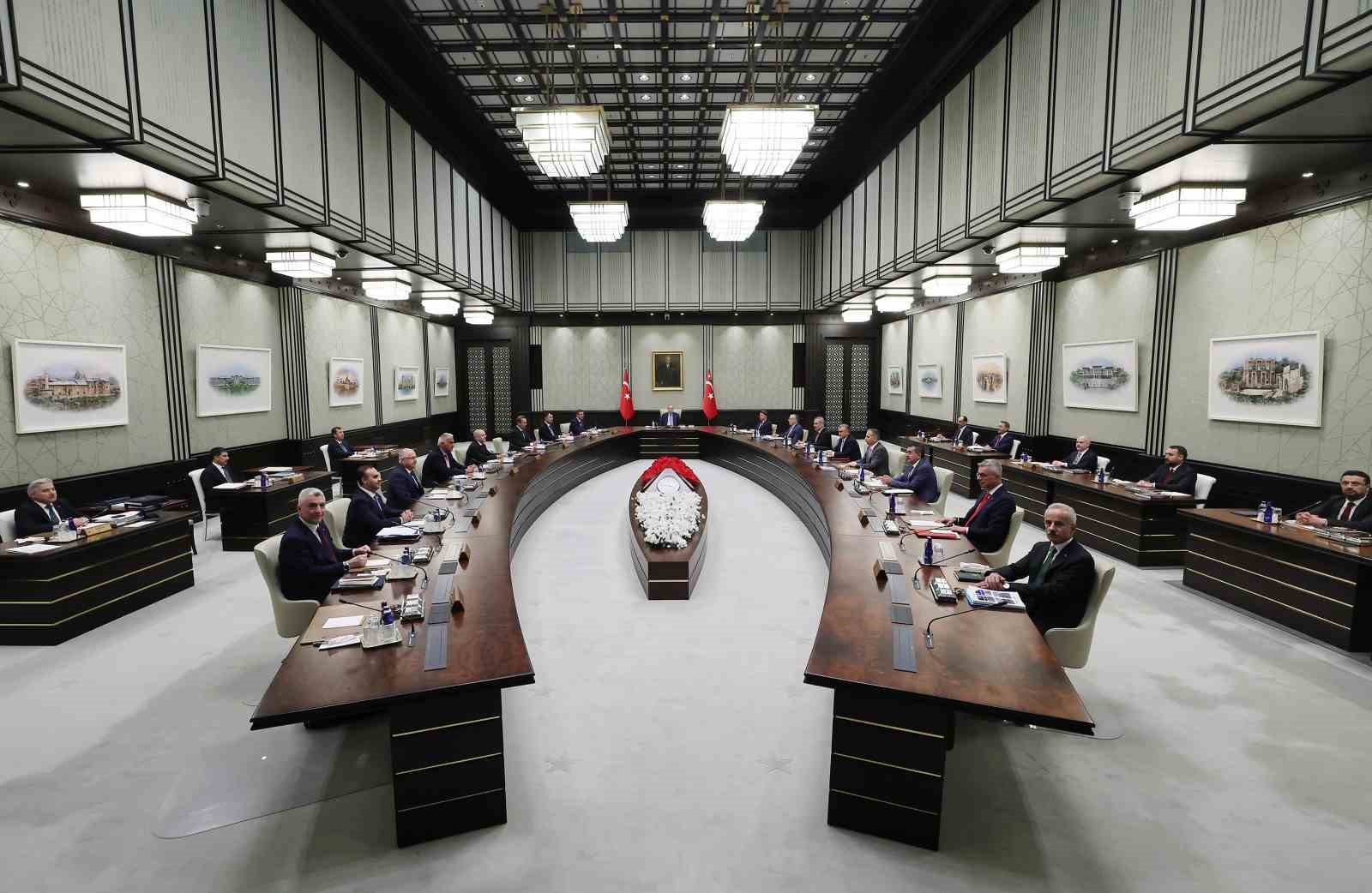 Cumhurbaşkanı Erdoğan başkanlığındaki Kabine Toplantısı Beştepe’de başladı.