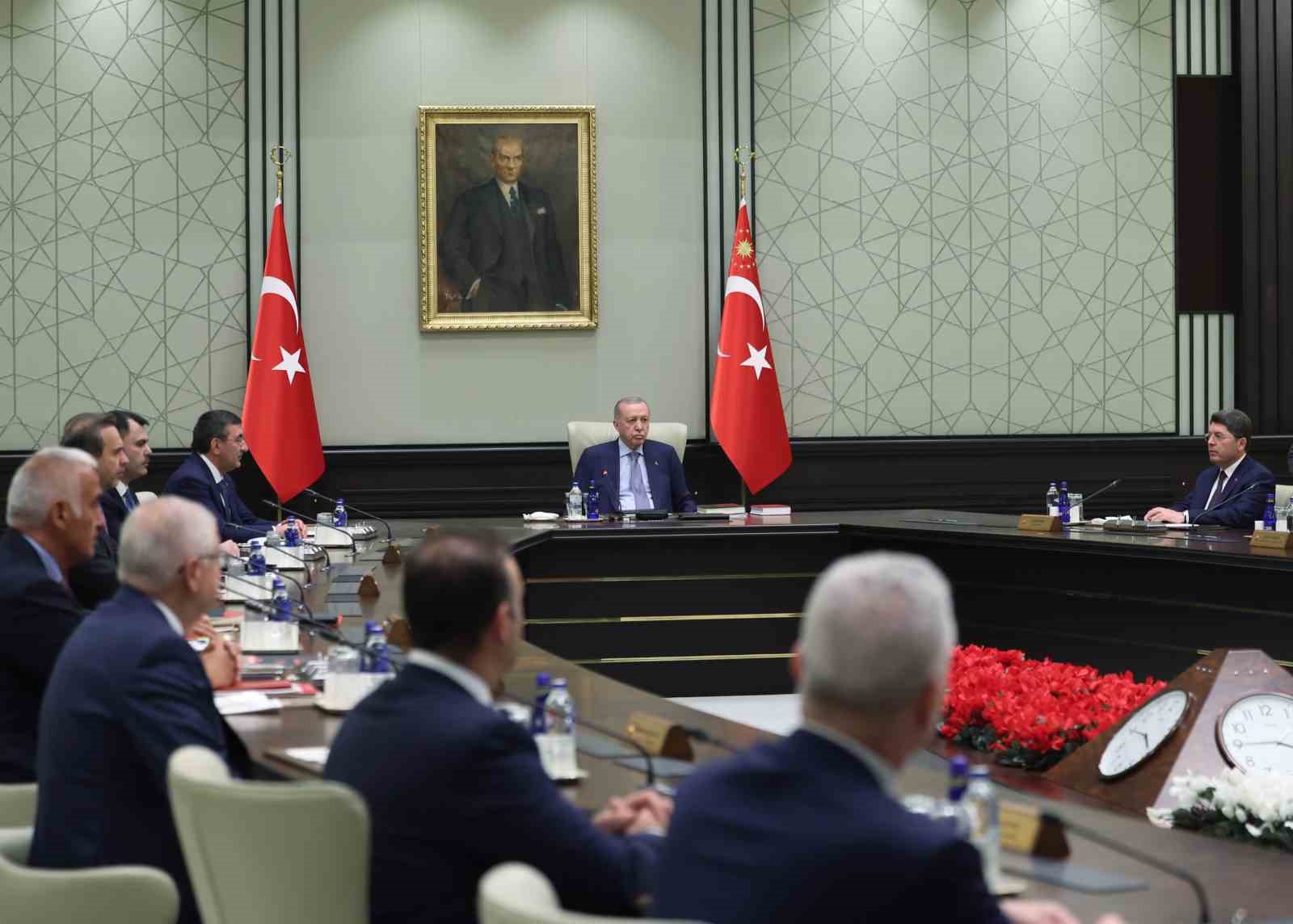 Cumhurbaşkanı Erdoğan başkanlığındaki Kabine Toplantısı Beştepe&rsquo;de başladı.
