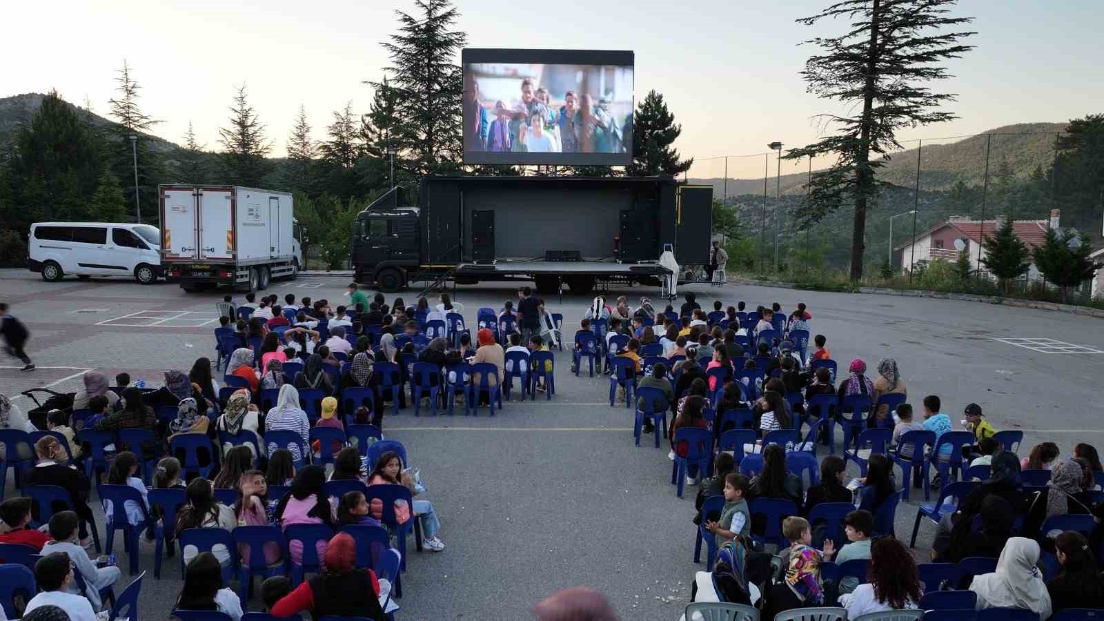 Başkan Altay: "Merkeze uzak 101 mahallede sosyal hayata katkı için sinema günleri düzenliyoruz"