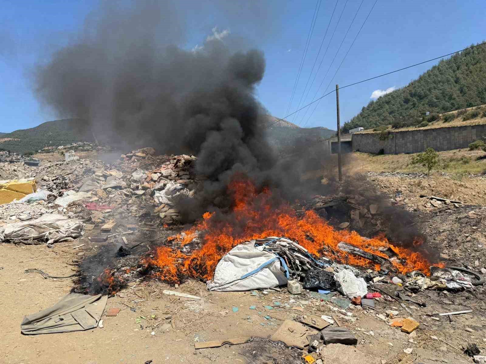 Osmaniye’de hurdalıkta çıkan yangın söndürüldü