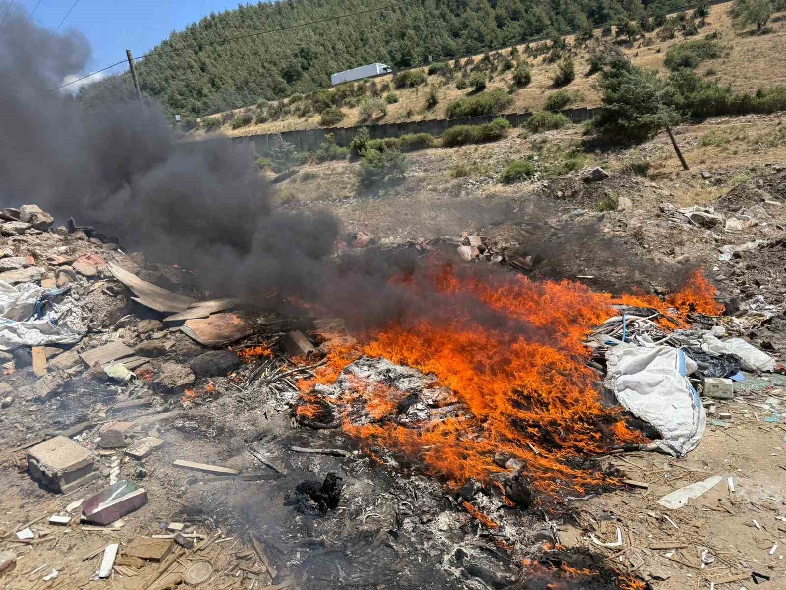 Osmaniye&rsquo;de hurdalıkta &ccedil;ıkan yangın s&ouml;nd&uuml;r&uuml;ld&uuml;
