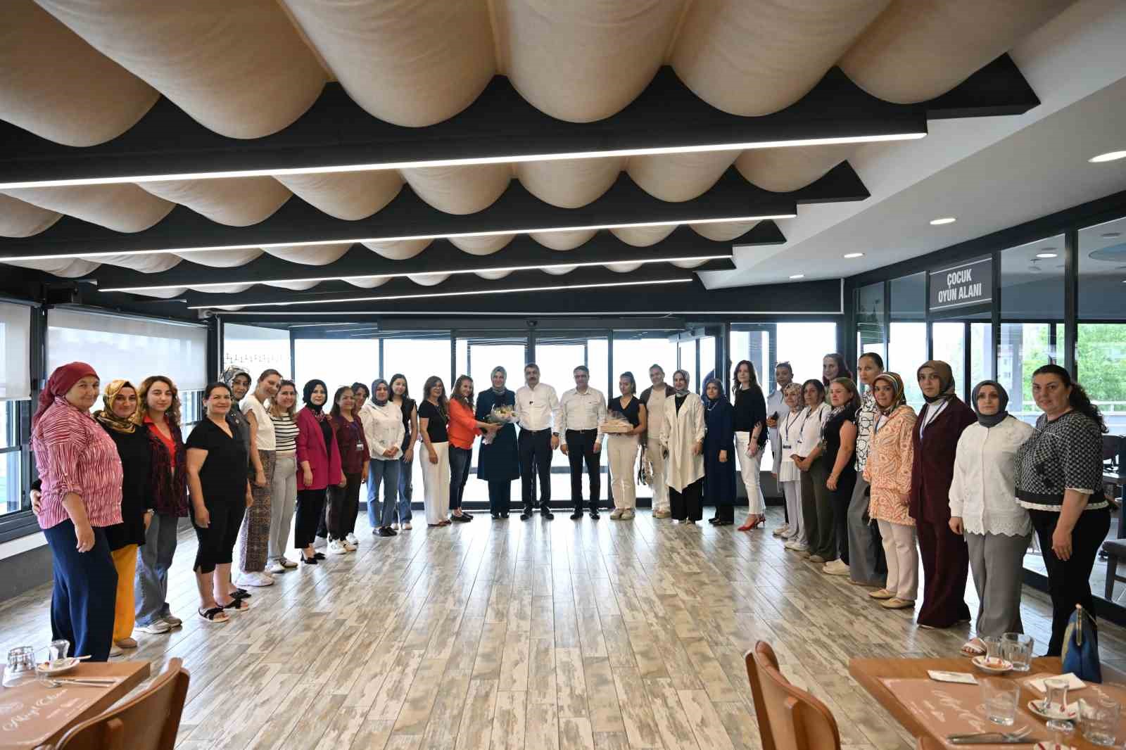 Başkan Yılmaz, &uuml;reten kadınları ağırladı
