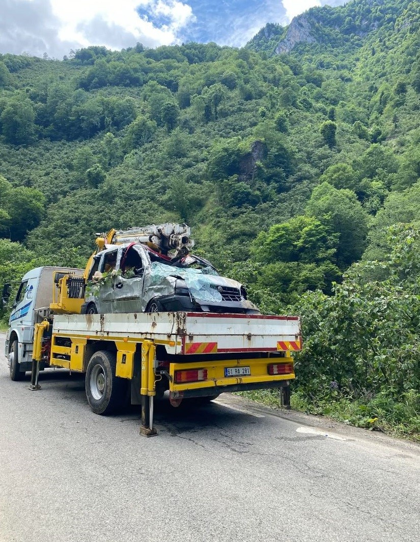 Giresun’da hafif ticari araç dereye uçtu