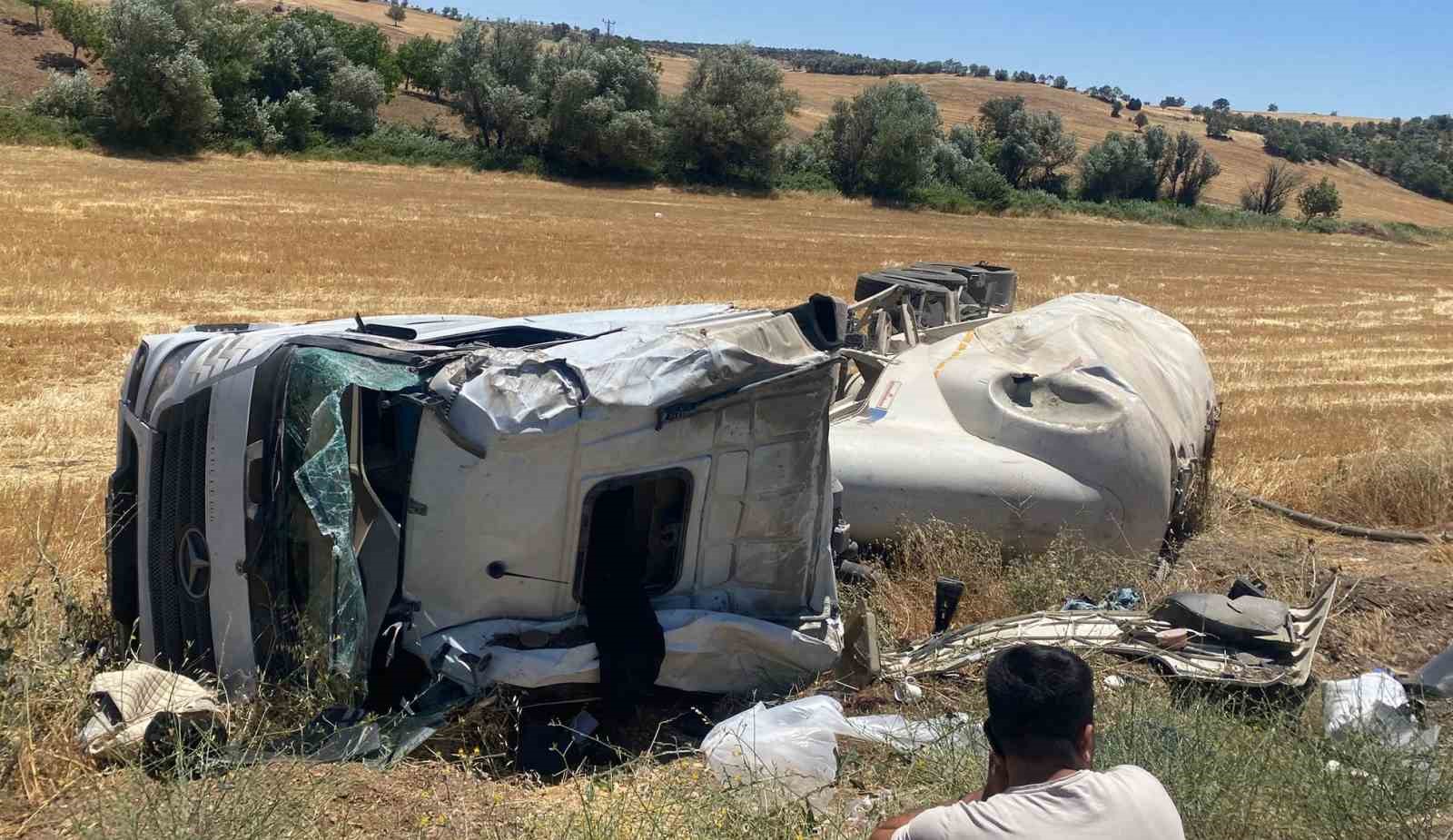 Şarampole yuvarlanan tırın sürücüsü yaralandı