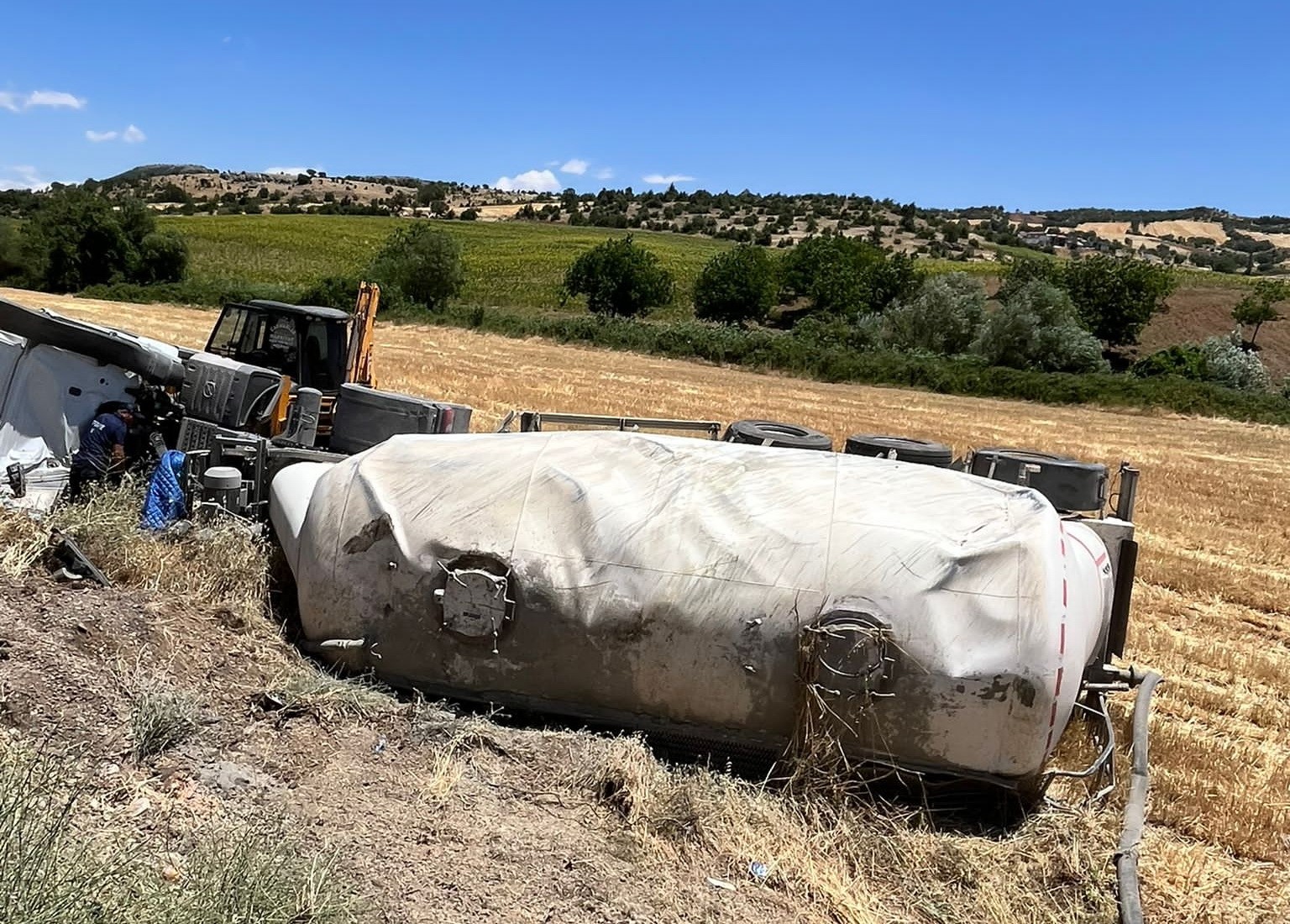 Şarampole yuvarlanan tırın s&uuml;r&uuml;c&uuml;s&uuml; yaralandı
