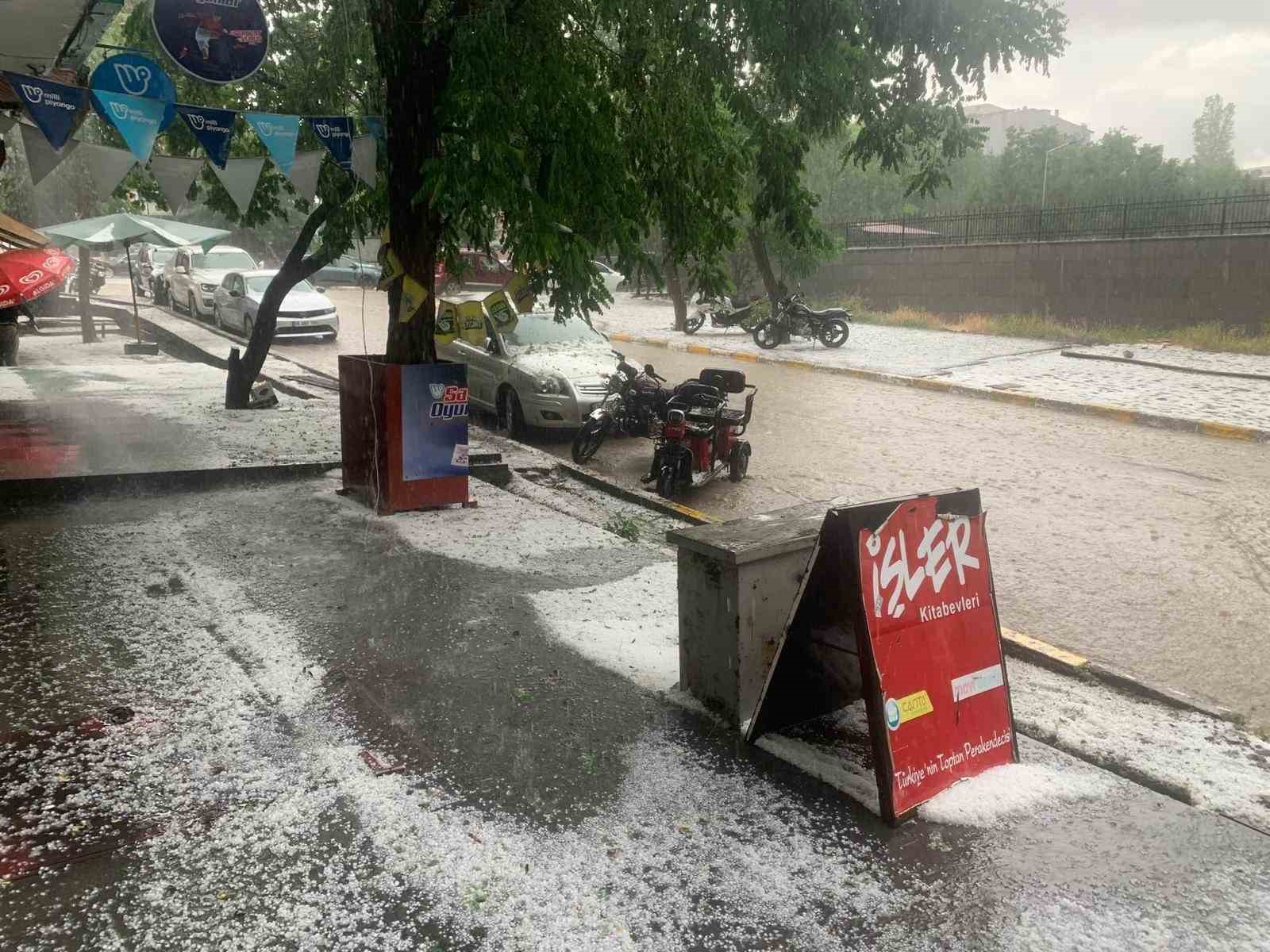 Kağızman&rsquo;ı dolu vurdu, tarım arazileri zarar g&ouml;rd&uuml;
