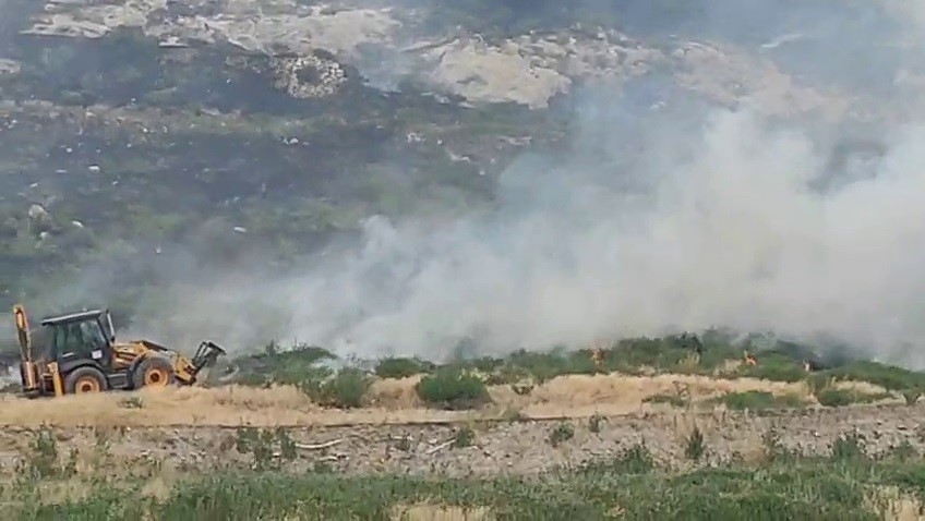 Otluk arazide &ccedil;ıkan yangında Anadolu&rsquo;nun El-Hamra&rsquo;sı duman altında kaldı
