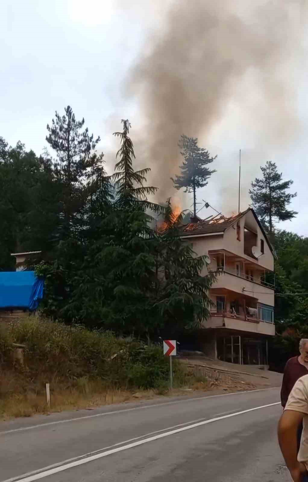 Bartın&rsquo;da bir evin &ccedil;atısından y&uuml;kselen alevler korkuttu
