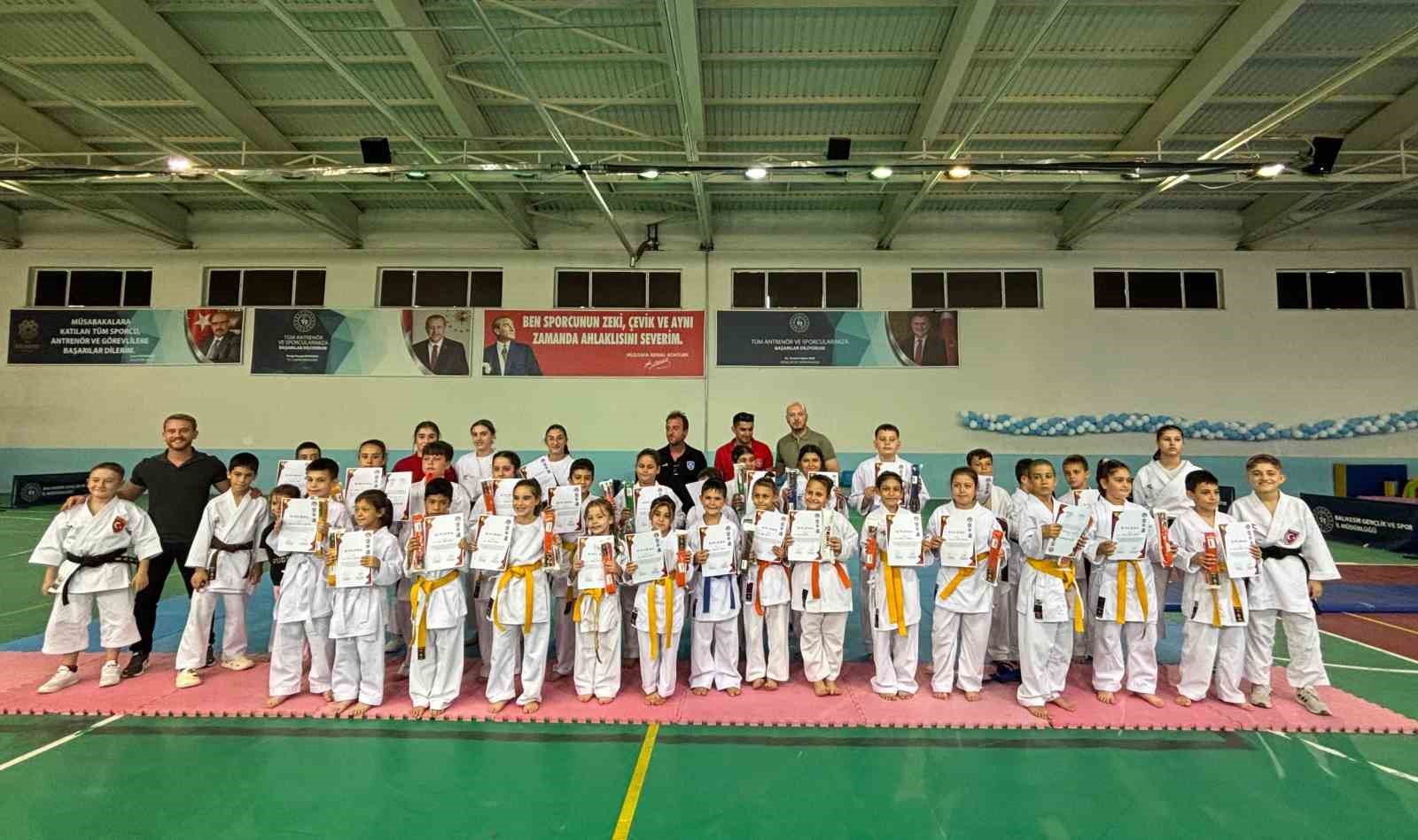 Manyaslı karateciler kuşak sınavında ter döktü