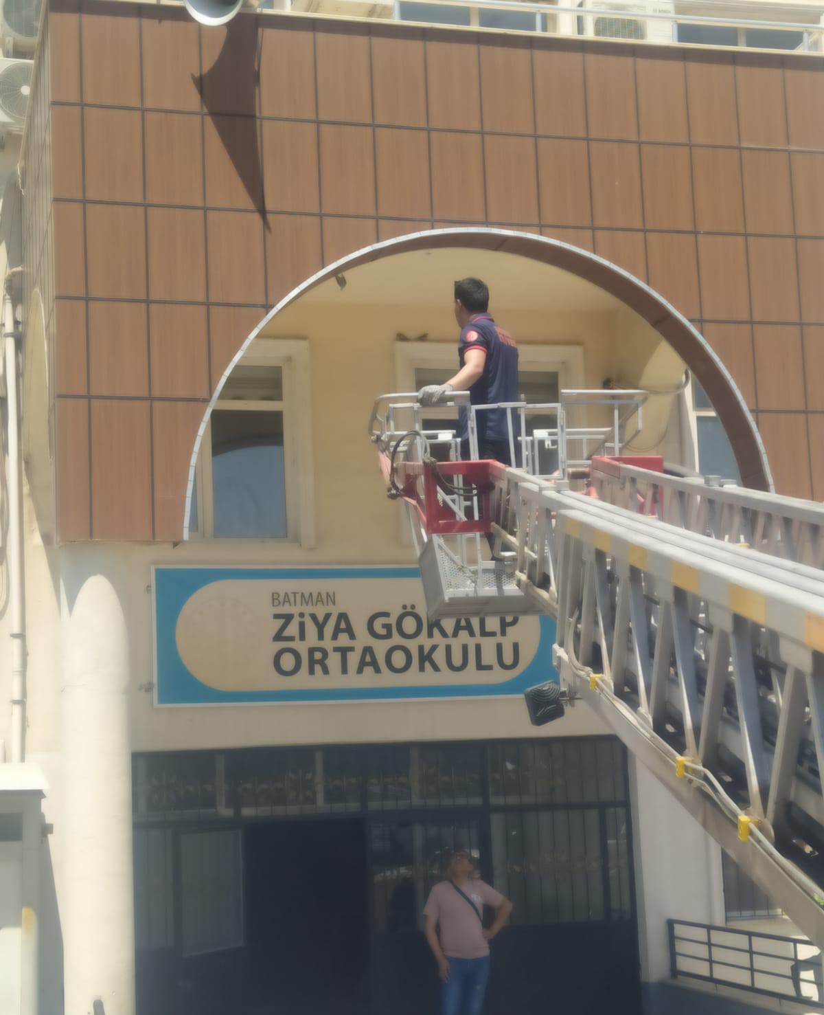 Batman&rsquo;da tellere takılan kuşu itfaiye ekipleri kurtardı
