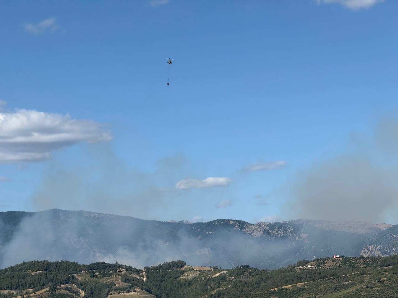 Kozan&rsquo;daki orman yangını s&uuml;r&uuml;yor, ekipler m&uuml;dahale ediyor
