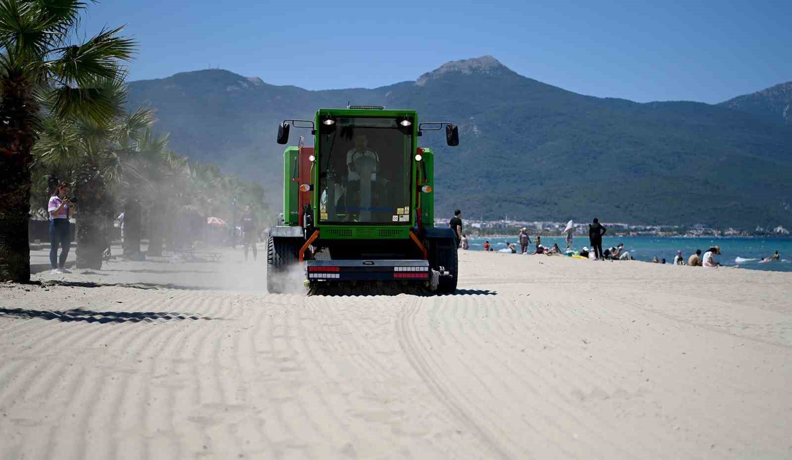 Kuşadası plajlarına son model kum temizleme aracı