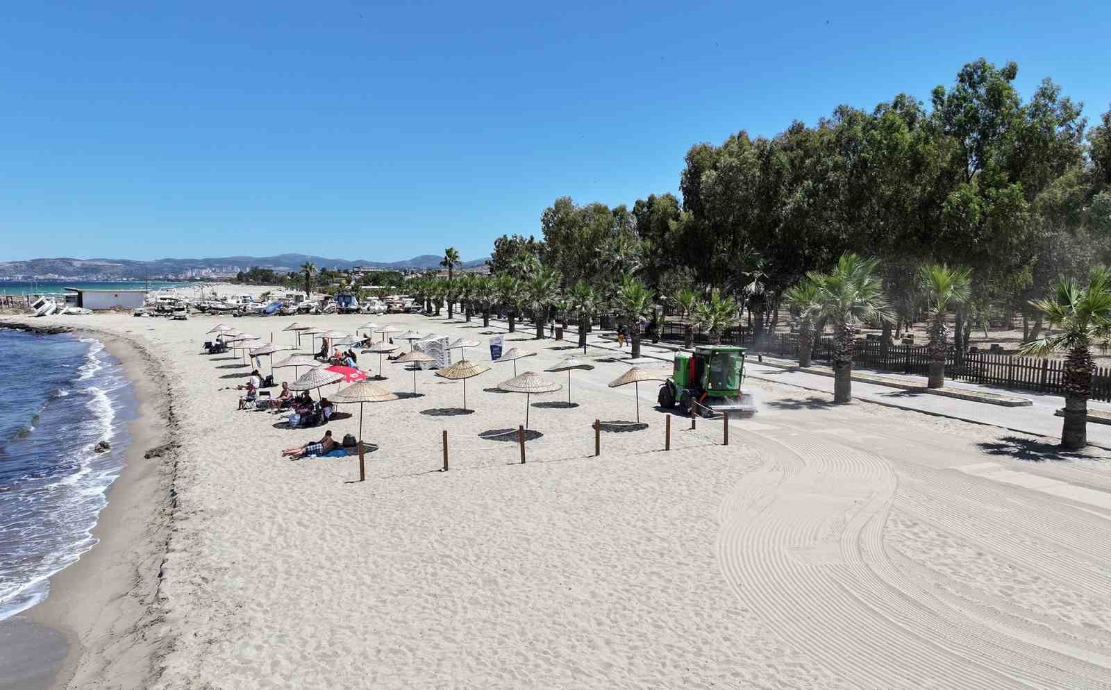 Kuşadası plajlarına son model kum temizleme aracı
