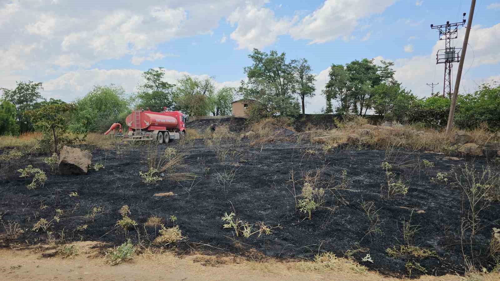 Tatvan&rsquo;da &ccedil;ıkan yangında 50 d&ouml;n&uuml;ml&uuml;k alan k&uuml;le d&ouml;nd&uuml;
