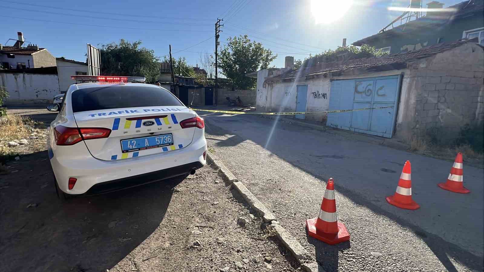 Kaldırımdan uzanan ahşap plakaya takılan motosiklet duvara çarptı: Sürücü ağır yaralandı