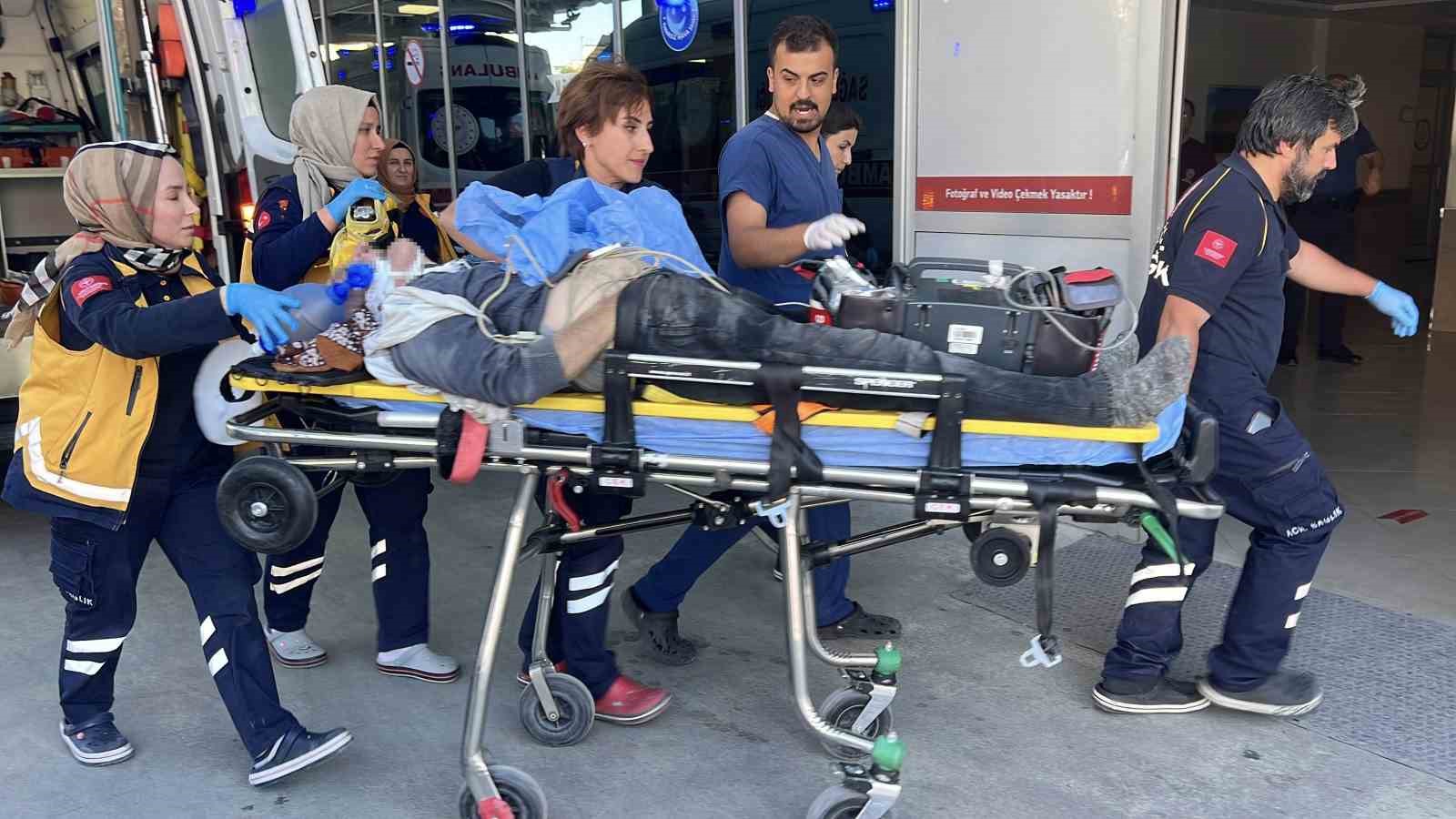 Kaldırımdan uzanan ahşap plakaya takılan motosiklet duvara &ccedil;arptı: S&uuml;r&uuml;c&uuml; ağır yaralandı
