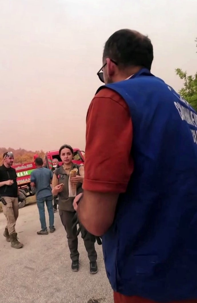 Alevlerin arasında insanlık dersi: Yangın bölgesinde paylaşılan bir lokma yürekleri ısıttı