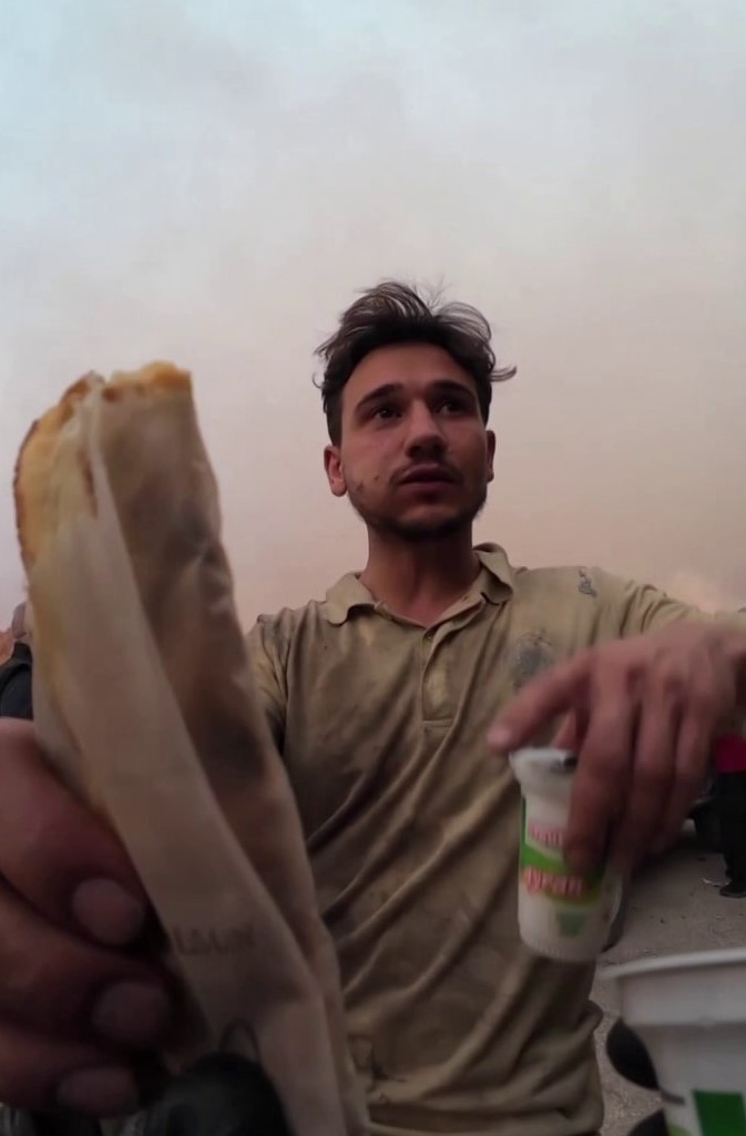 Alevlerin arasında insanlık dersi: Yangın b&ouml;lgesinde paylaşılan bir lokma y&uuml;rekleri ısıttı
