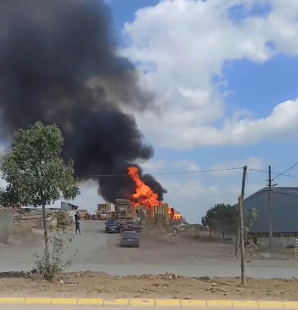 &Ccedil;ıkan yangında paletler k&uuml;l oldu, minib&uuml;s ise demir yığınına d&ouml;nd&uuml;
