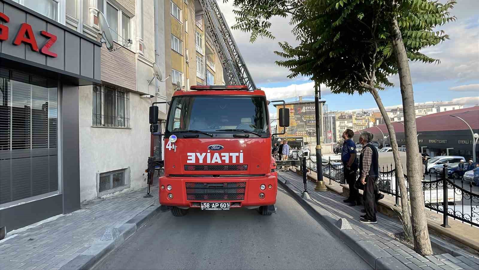 Sivas&rsquo;ta vatandaşlar, yangını meraklı g&ouml;zlerle izledi
