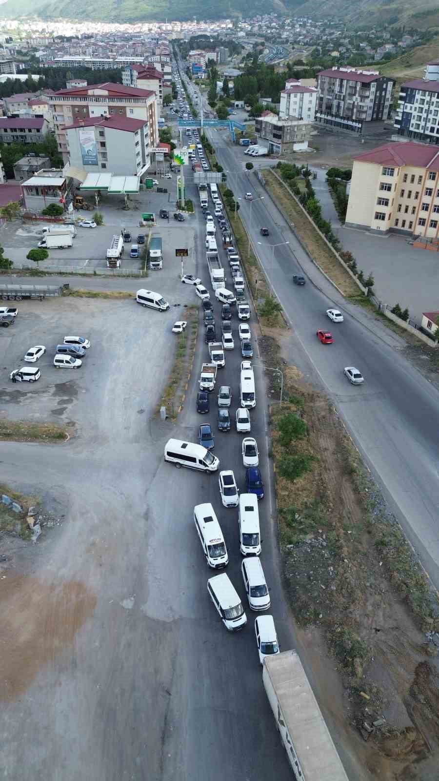 Tatvan&rsquo;da kilometrelerce ara&ccedil; kuyruğu oluştu
