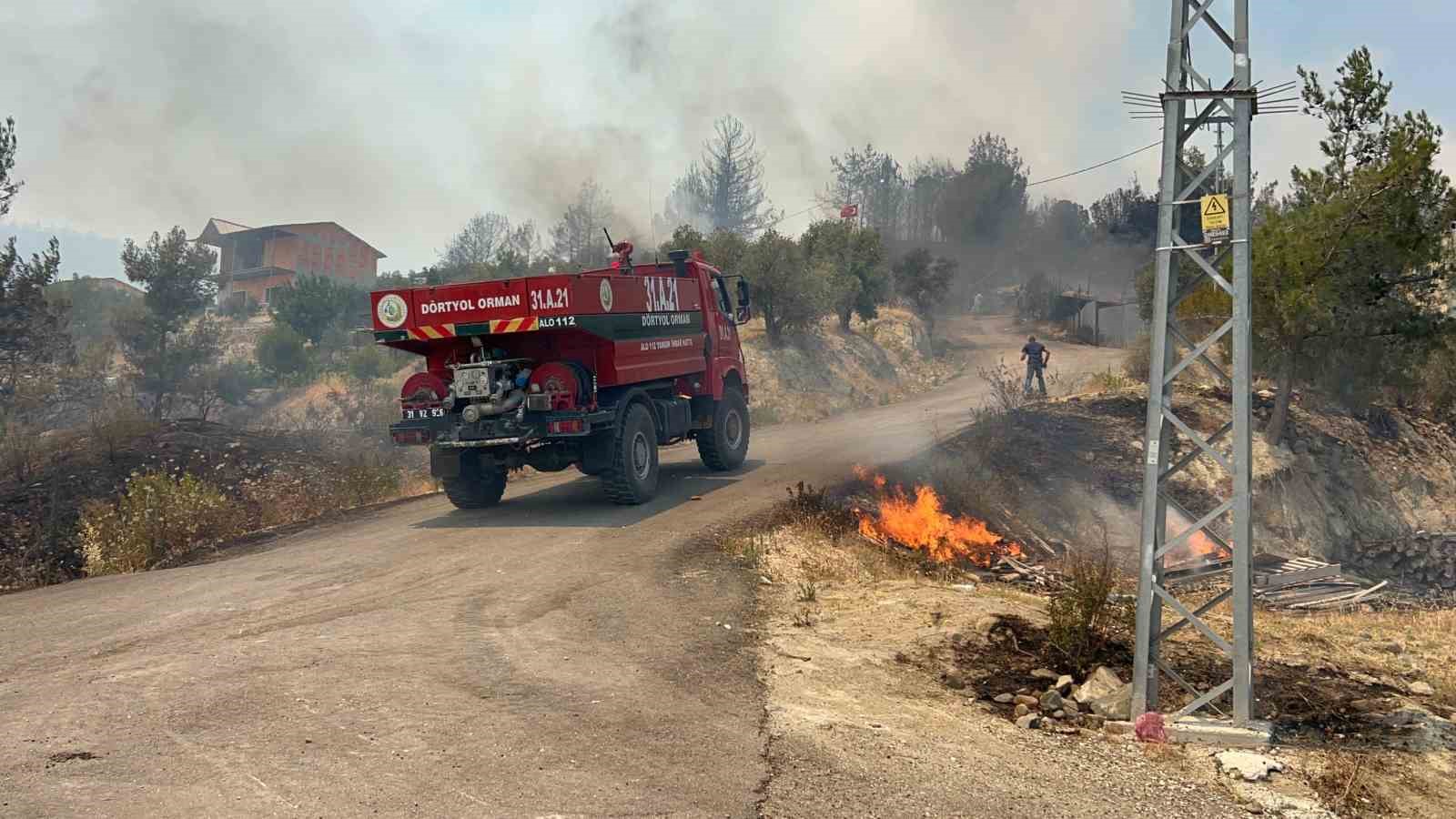 Hatay Valisi Masatlı: "Yangına 4 hava aracı ve 414 kara aracı ve bin civarı da personelimiz yangına m&uuml;dahale ediliyor"
