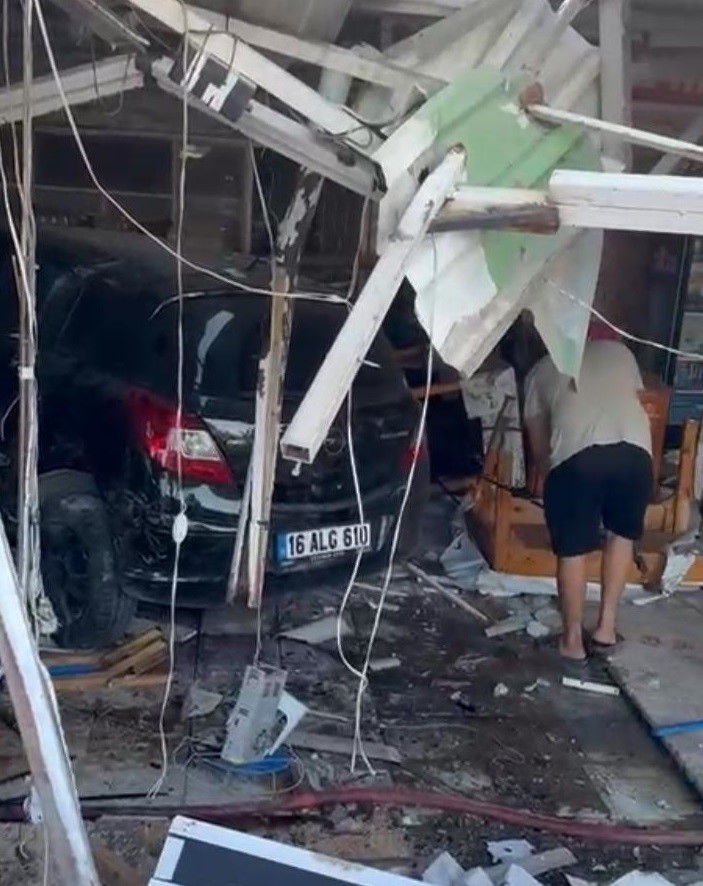 Otomobil, lokantaya girdi: 5 kişi hastanelik oldu
