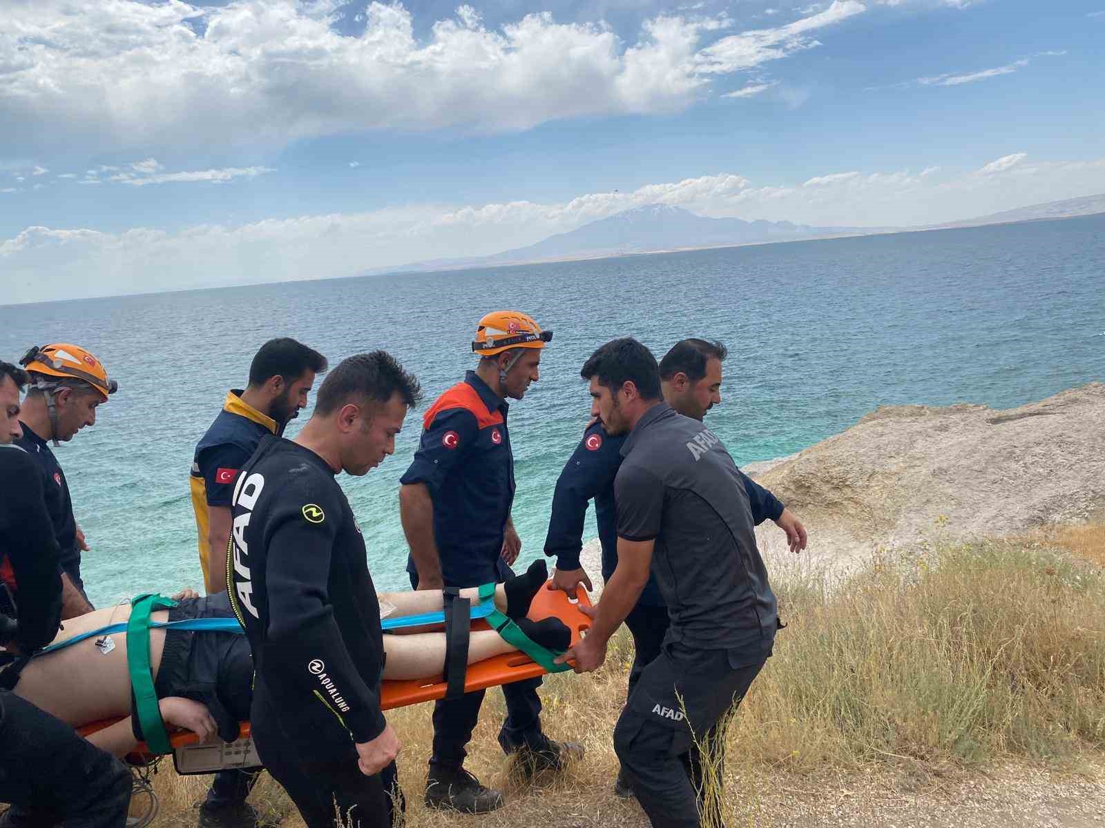 Van G&ouml;l&uuml;&rsquo;ne giren 14 yaşındaki &ccedil;ocuk akıntıya kapılarak boğuldu
