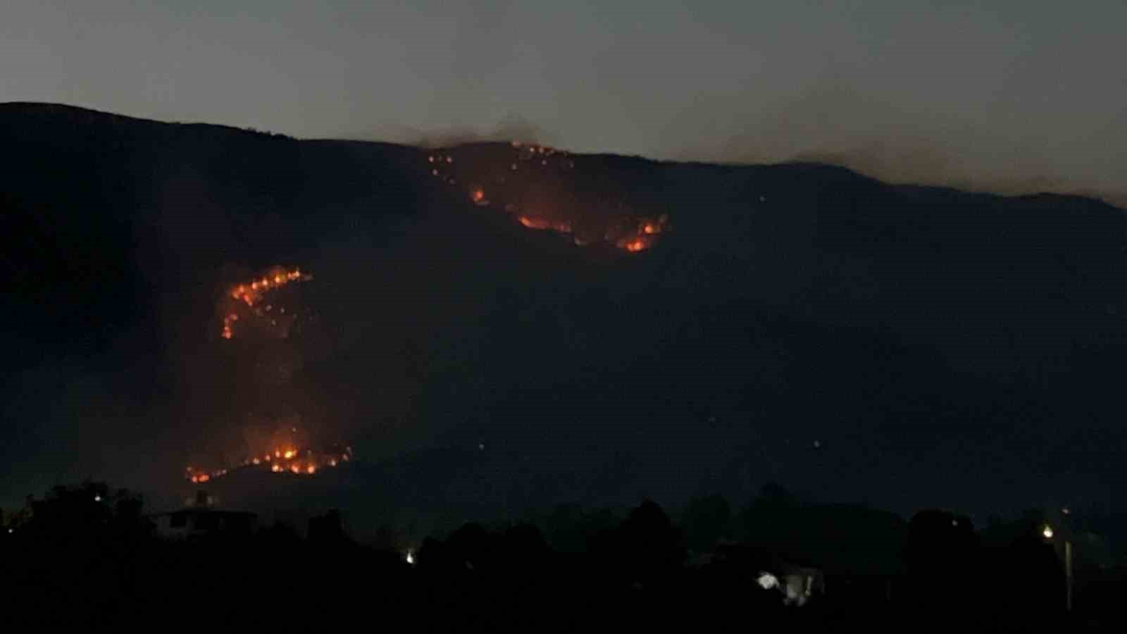 Hatay&rsquo;da 12. saatte orman yangını s&uuml;r&uuml;yor: Bin 800 kişi tahliye edildi
