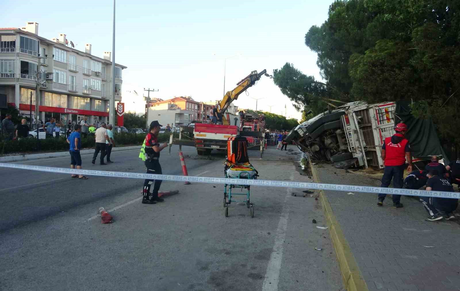 Freni patlayan kamyon ortalığı savaş alanına çevirdi: 4 yaralı