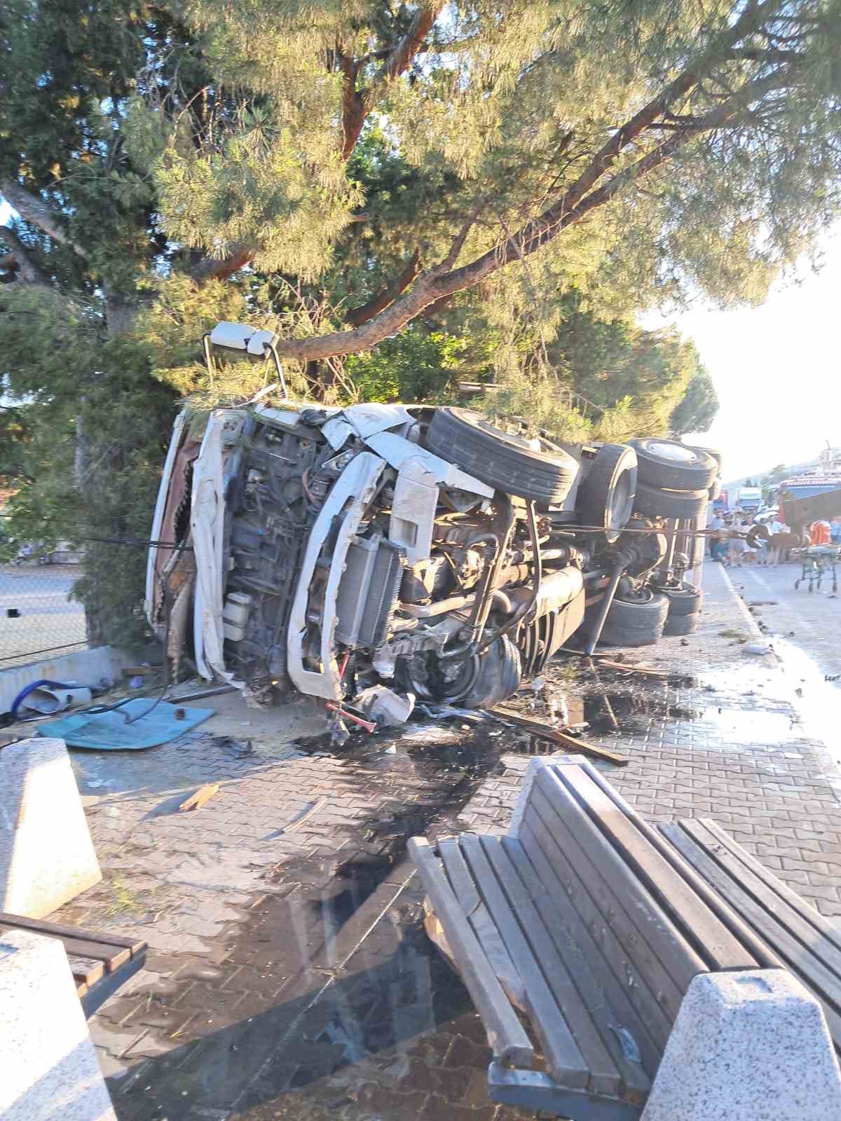 Freni patlayan kamyon ortalığı savaş alanına çevirdi: 4 yaralı
