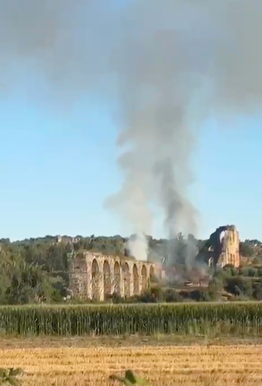 Tarihi Aspendos Su Kemerleri yakınında çıkan yangın korkuttu
