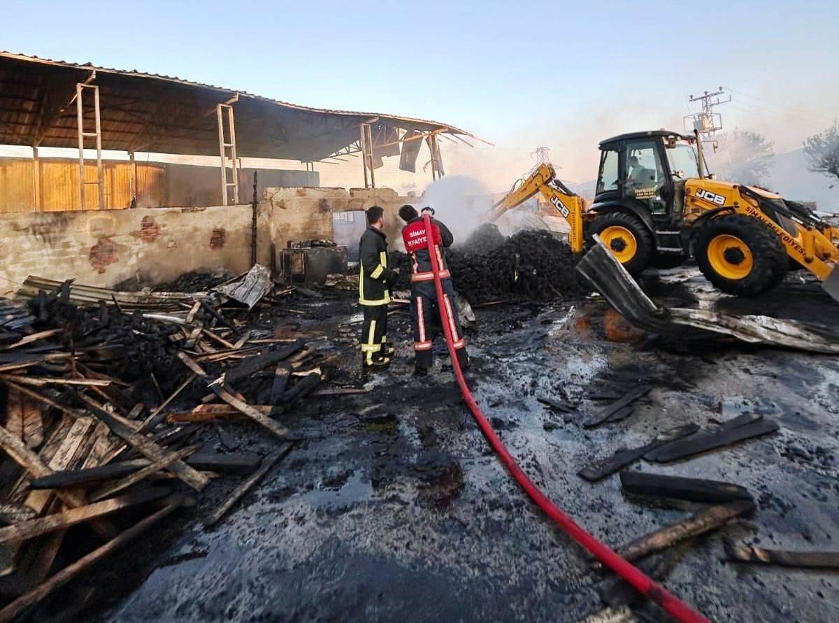 Simav’da palet fabrikasında çıkan yangın söndürüldü